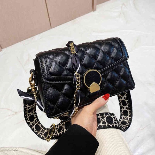 

2022 factory wholesale autumn and winter minority fashion lingge chain single shoulder messenger bag women's small square bag women