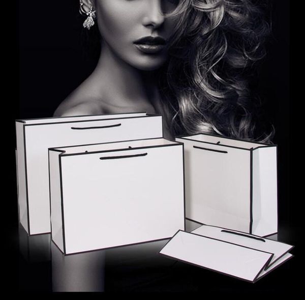 Nuovo design creativo Bordo nero Borsa in carta kraft bianca con manico Sacchetti regalo in carta per bomboniere per feste di nozze Logo personalizzato