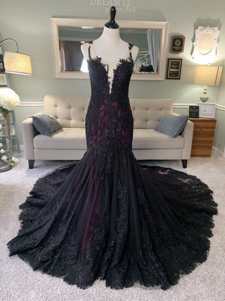 Schwarz-lila Gothic-Meerjungfrau-Hochzeitskleid mit ärmelloser, paillettenbesetzter Spitze, nicht weiß, bunte Brautkleider nach Maß5683763