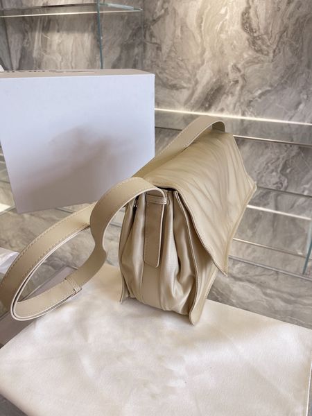 

2021 autumn and summer style fashion leisure one-shoulder postman bag simple style high-end waterproof quality male and female size 30cm