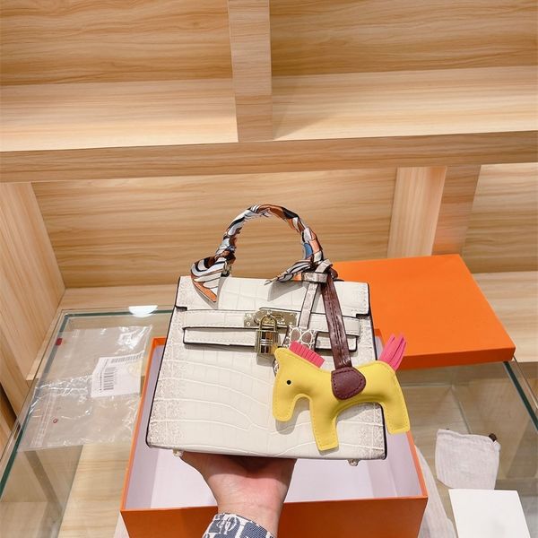 

2021 new sheepskin crossbody bag women luxurys designers bags shoulder bag luxurys designers crossbody bags 20cm 3561p, Black