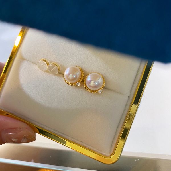 

luxury quality round shape stud earring with nature shell and one diamond for women party engagement jewelry ps3750, Golden