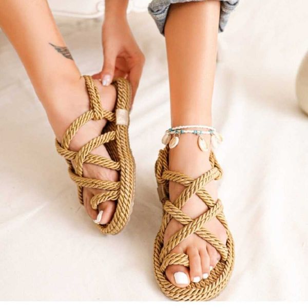 Frauen Sommer Stroh Seil Mesh Rom Sandalen Kreuz gebunden Flache Basis Meer Strand Casual Light coolste Multi Elegante Design Flip Flop Trend Mode Y0714