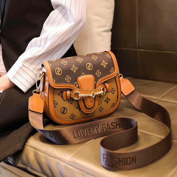 

2022 factory wholesale leather high-grade sense women's autumn and winter fashion messenger niche ins texture small square bag