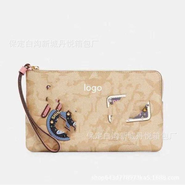 

2021 women's badge printing hand trend change mobile phone wrist dinner bag
