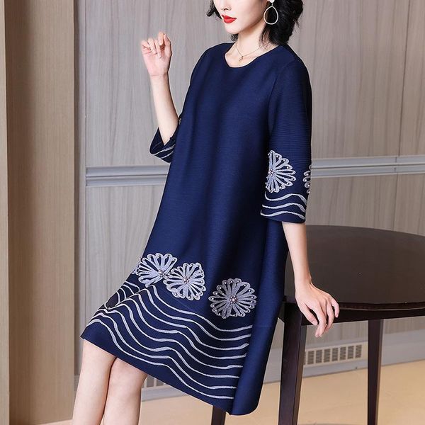 

middle aged and old mothers' heavy industry embroidered pleated dress spring dress 2021 new women's loose plus size, Black;gray