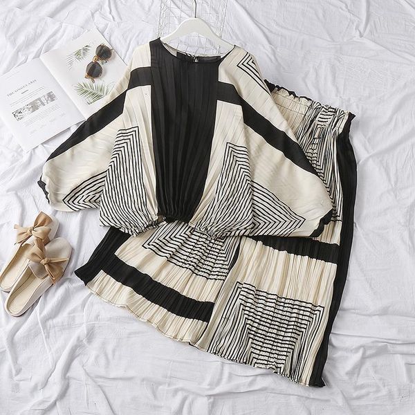 

ewq] 2021 spring autumn new pattern round batwing sleeve hit print patchwork two piece set women suit large size 3ak02609a, Gray