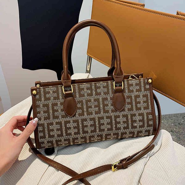 

2022 factory wholesale female autumn and winter new fashion net red one shoulder messenger bag foreign style hand-held french stick bag