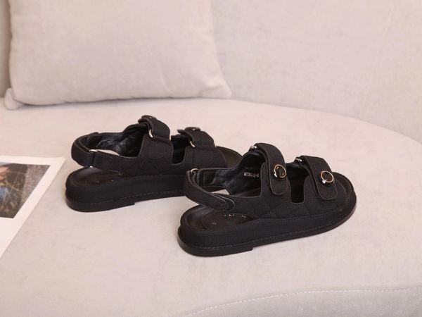 

in early spring 2021, the new plaid velcro platform sandal is available in sizes 35-40, Black