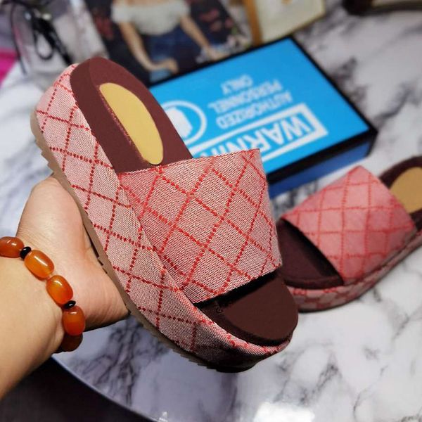 

2021 fashion slides sandals man woman slipper gear bottoms flip flops with box casual shoes espadrilles heel, Black