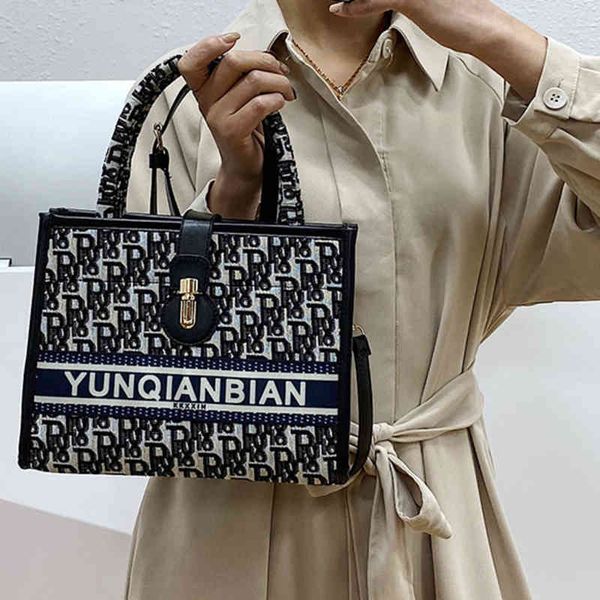 

purse new single shoulder hand-held version signature student style