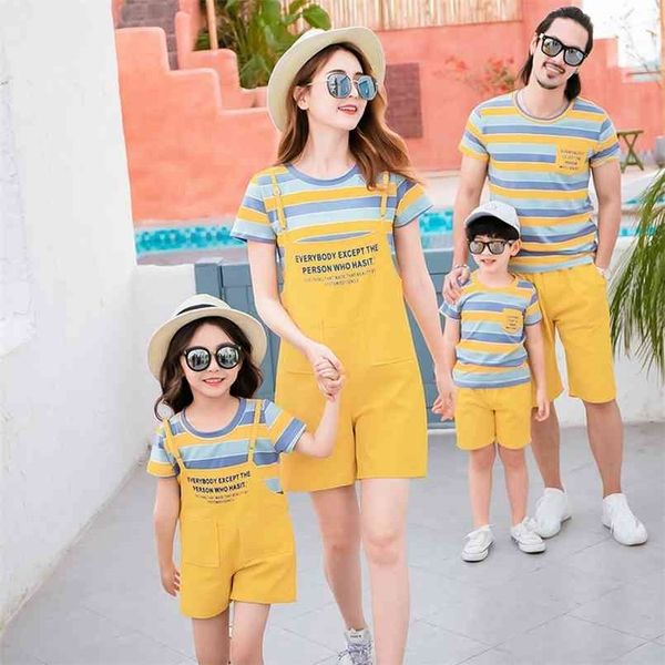

summer family matching outfits mother daughter dresses look dad and son t-shirt &shorts couple 210724, Blue