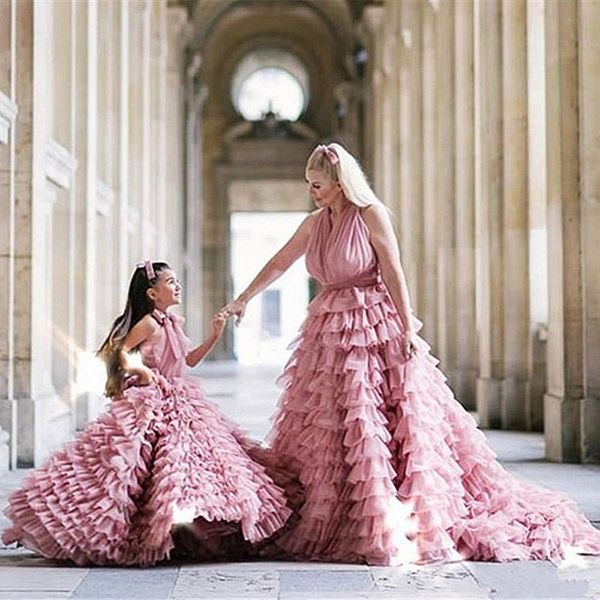 2021 Blumenmädchenkleider für Mutter und Tochter für Hochzeiten, Neckholder, Tüll, abgestufte Rüschen, Ballkleid, Reißverschluss hinten, Geburtstag, Kinder, Mädchen-Festzug-Kleider, Sweep-Zug