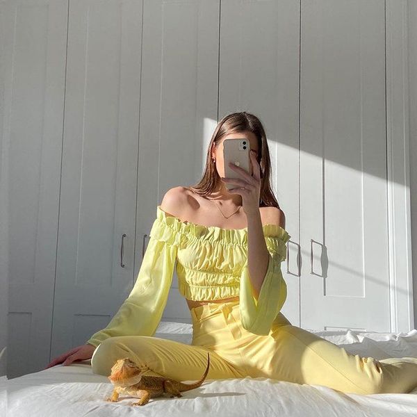

women's t-shirt 2021 spring and autumn temperament fashion yellow one-word shoulder folds ruffled cropped women y2k shirt, White