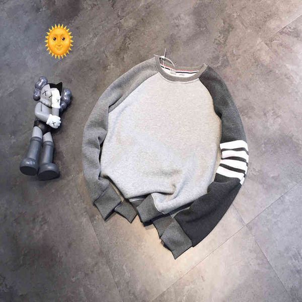 

2022 factory wholesale new model autumn winter + yarn dyed version left and right contrast round neck pullover plush sweater for lovers, Black