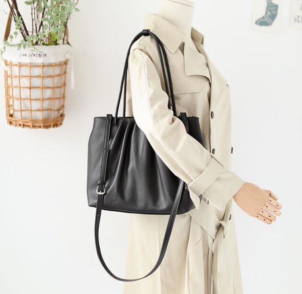 

2021 new casual fold cloud bag retro large-capacity one-shoulder tote bag french style fashionable and simple messenger bag