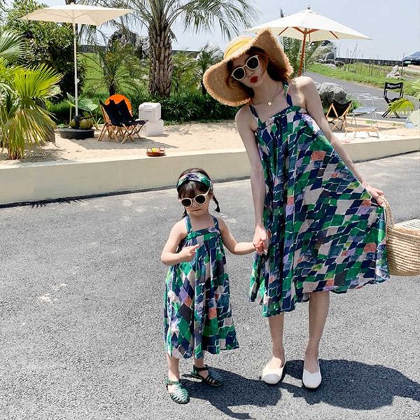 Passende Familienoutfits Sommer Mutter Tochter ärmelloses Vestidos Mama Baby Hosenträger Urlaub Mama und ich Strand Tank Kleid 210529