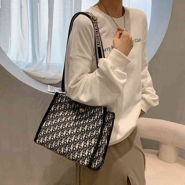 

2022 latest models handbag wholesale trendy autumn and winter portable women's bag fashion net red foreign style single shoulder, Black;red