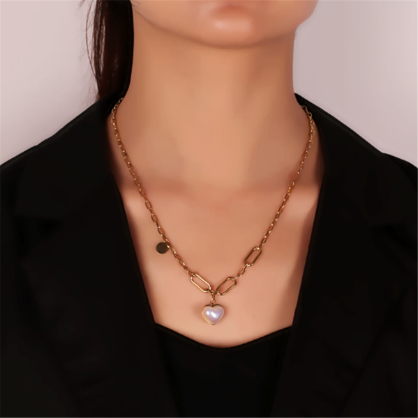 

pendant necklaces 316l stainless steel retro nostalgic gold natural mother-of-pearl love necklace, colorless temperament necklace, Silver