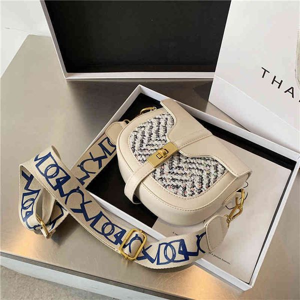 

2022 factory wholesale handbag this popular women's version, one shoulder bag, versatile small square, Black;red