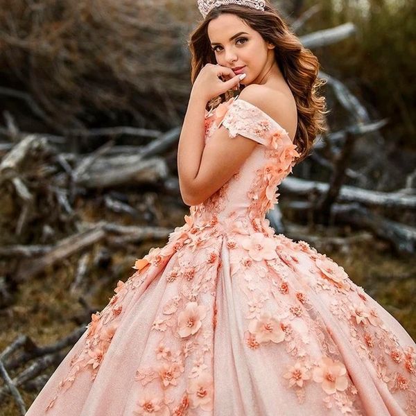 Moda 2022 Abito da ballo Abiti Quinceanera Pizzo Applicazioni floreali Abiti da ballo Lunghezza pavimento Puffy Sweet 15 Abito in maschera s