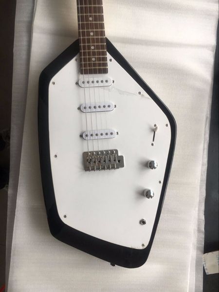 Kostenloser Versand VOX 6 Saiten Mark V Teardrop Black Solid Body E-Gitarre 3 Single Coil Pickups, Tremolo Saitenhalter, Vintage White Mechaniken