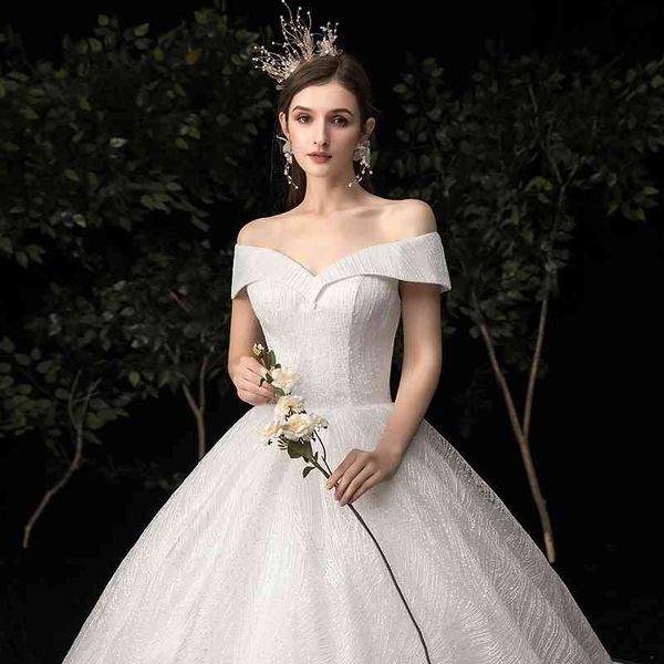 

the red main wedding dress thin, star sky one-sided, shoulder long, tail long. sen is the new bride and daughter, White;black