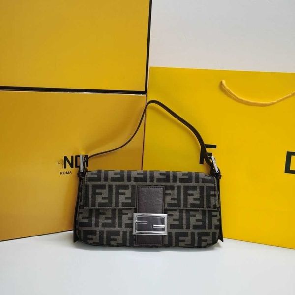 

the latest bag for women in 2021. star's one shoulder messenger is super versatile and portable, zly