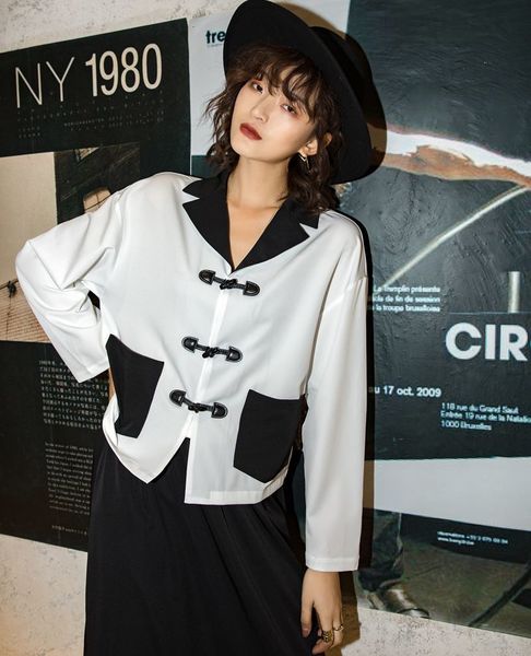 

2021 new black white vintage long sleeve and blouses lapel loose double pocket ladies blouse autumn aq7u