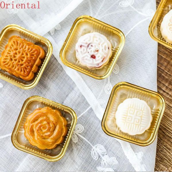 Confezione regalo 100pcs Vassoi per torta di luna quadrata Scatola di imballaggio per torta di luna Accessori decorativi per pasticceria Plastica dorata per scatole di soffio di tuorlo d'uovo