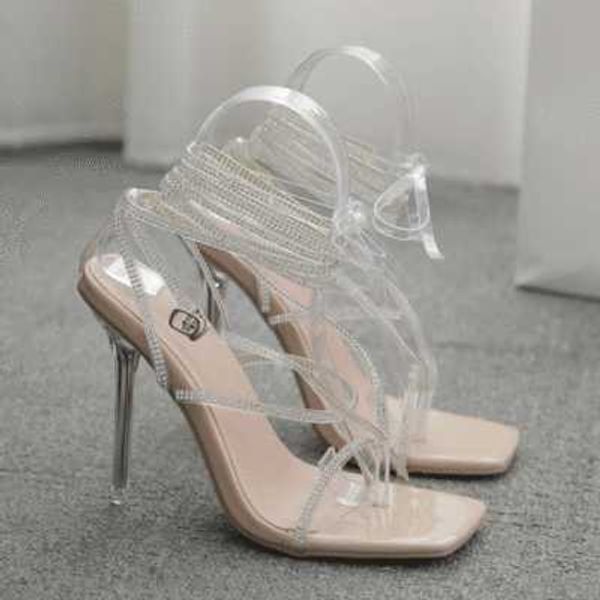 2021 Moda Strass Clear Cristal Salto Mulheres Sandálias Verão Tornozelo Cross Strap Ladies Square Toe Thong Wedding Shoe Y0714