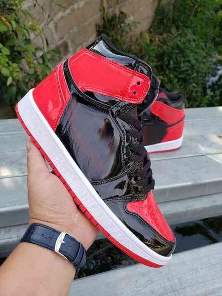 

1 high og bred patent men basketball shoes 1s black white-varsity red outdoor sneakers 555088-063 with box{category}