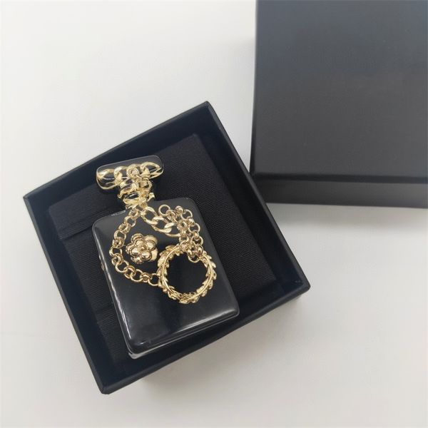 

2021 new brand jewelry black resin perfume bottles brooches fashion party sweater brooch luxury c name stamp, Golden;silver