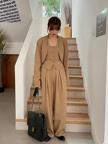 

women's two piece pants suit early autumn fashion 2021 style fashionable leisure net red three wear, White
