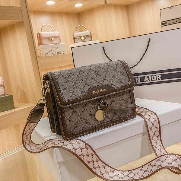 

2022 new factory wholesale red texture female printed double shoulder belt small square unit price messenger bag