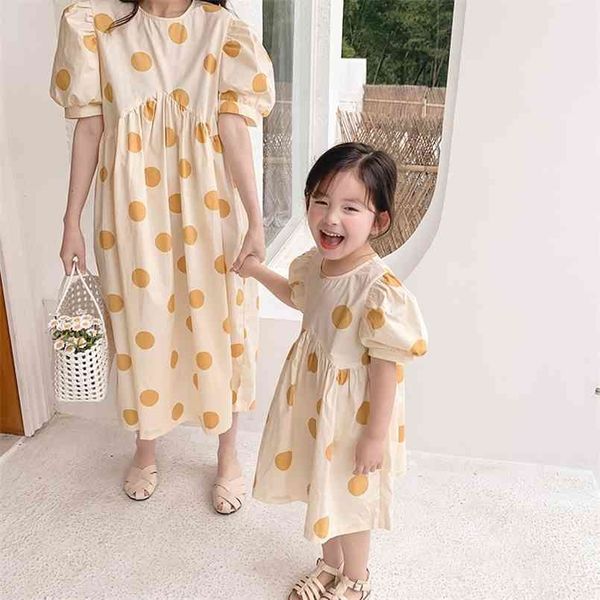 Verão Estilo Coreano Moda Dot Family Correspondência Vestidos Mamãe e Filha Manga Curta Cintura Alta Vestido Casual 210724