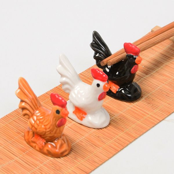 Il simpatico porta bacchette gallo gallo decora gli ornamenti, forchetta, caffè, cucchiaio, stoviglie, supporto, portapenne