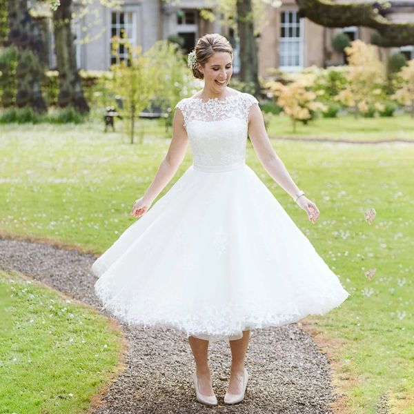 

2021 designer lace short wedding dresses a line boat neckline tea length bridal gowns sleeveless plus size vestido noiva marriage gowns, White
