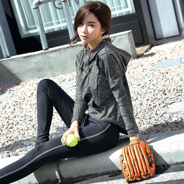 

2021 yoga set long sleeve jacket 3 in gray sport wear women fitness jogging suit breathable tight sport bra pad outdoor, White;red