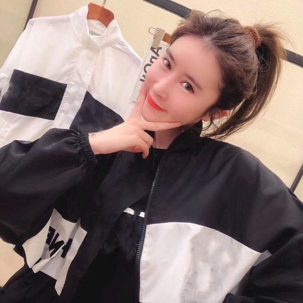 

the design for 2021 is both stylish and loose, with a sunscreen coat, Black;brown