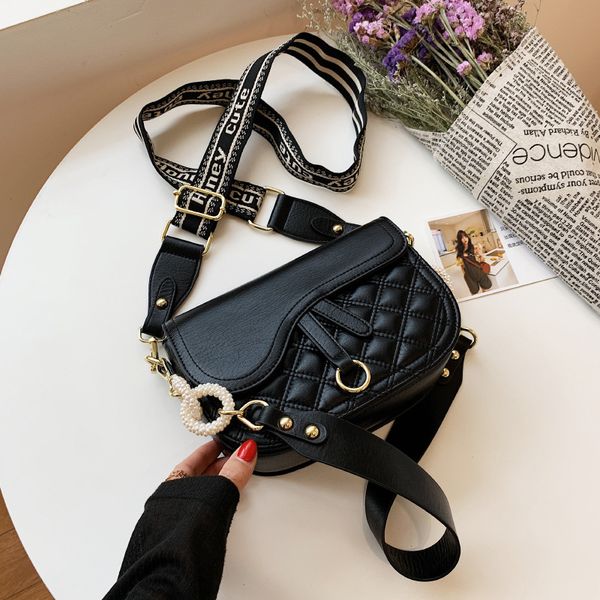 

factory outlet design chain small summer 2021 new fashion single shoulder women's foreign temperament messenger saddle bag