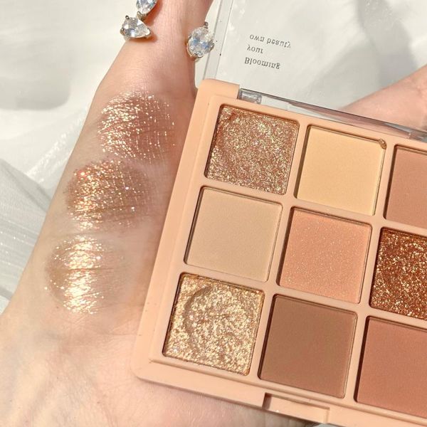 

eye shadow makeup, flashing, snow, 9 colors, shadow, daily nude make-up, pearl, dumb, and bright