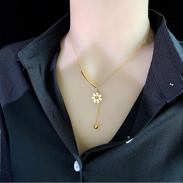 

chains 2021 no fading stainless steel daisy flower necklace high-fashion charm tassel pendant light luxury gift for women jewelry, Silver