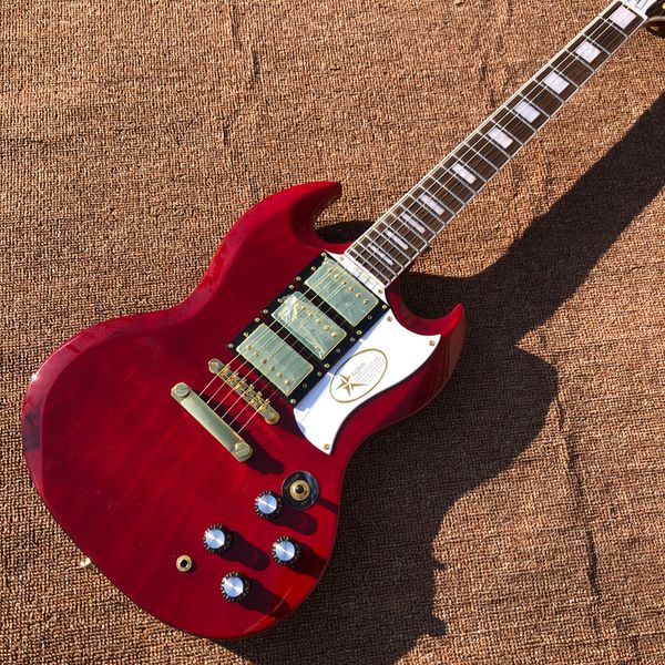 

electric guitar,rosewood fingerboard,gold hardware,three pickups