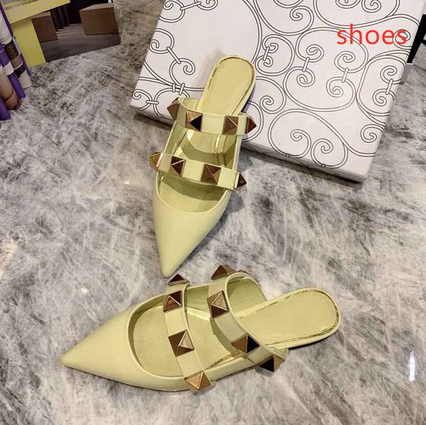 

2021 new shoes luxury designer slippers metal rivet trim with logo flat casual sandals available in a variety of colors vio, Black