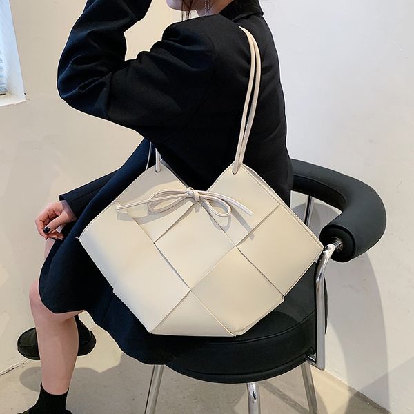 

big spring and 2021 bag tote woven summer single trendy shoulder texture mother women's underarm new kvsgn