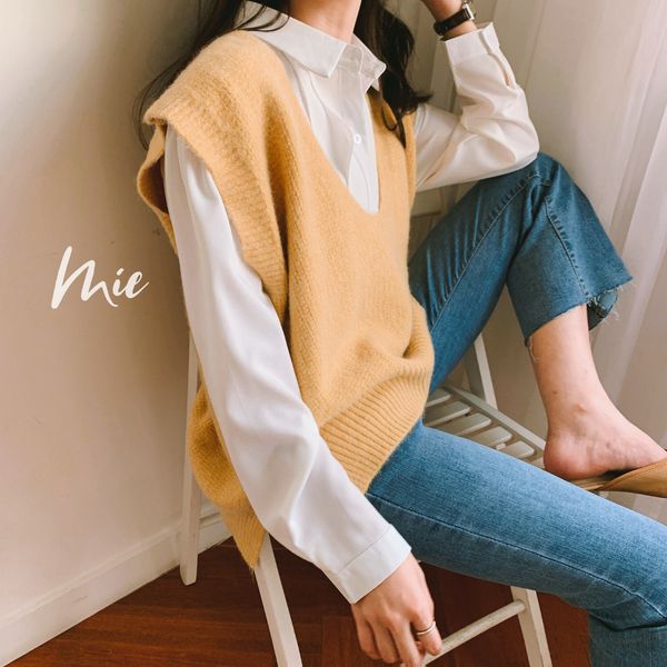 

2021 new rabbit fur and sheep wool core-spun yarn soft waxy thick large v-neck loose sleeveless knitted sweater vest women mtdb, White;black