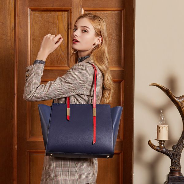 

a new large - volume single - shoulder leather bag for women in europe and america in autumn and winter 2021.