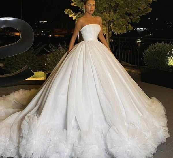 

new arrival luxury plus size ball gown wedding dresses strapless tiered tulle bridal gowns court train pleats ruffles wedding dress, White
