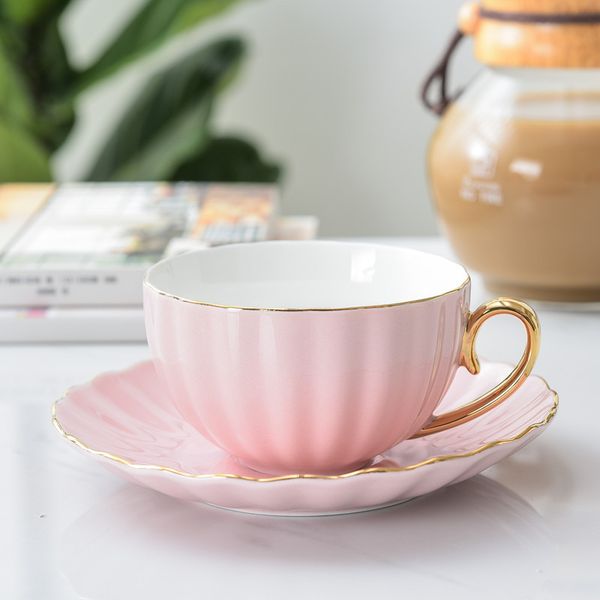 Pink Cute Creative Porcelain Cup and Saucer Ceramica Set da tè semplici Tazze da caffè dal design moderno Tazas Para Cafe 210309